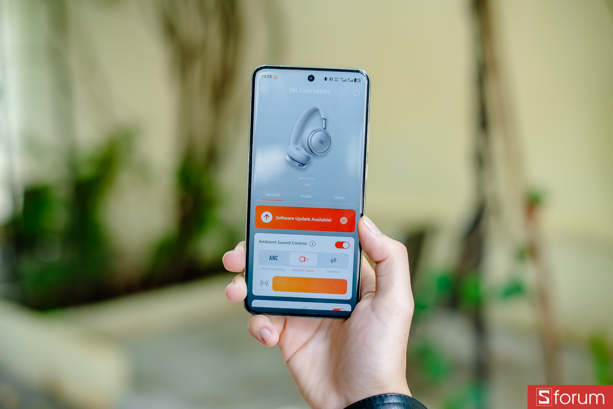 Ambient Sound Control cho phép chuyển nhanh giữa Noise Cancelling, Ambient Aware và TalkThru