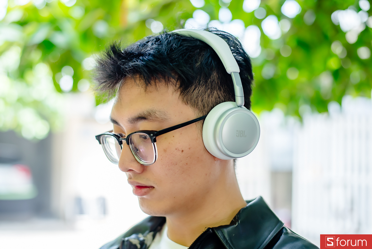 JBL Live 680NC cũng hỗ trợ sạc nhanh
