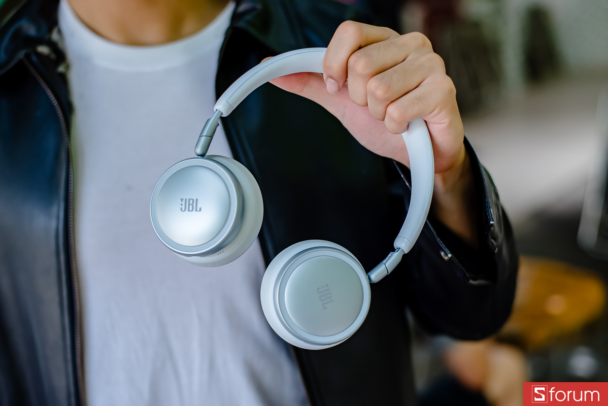 Trên tay JBL Live 680NC: Phiên bản màu trắng khá thanh lịch