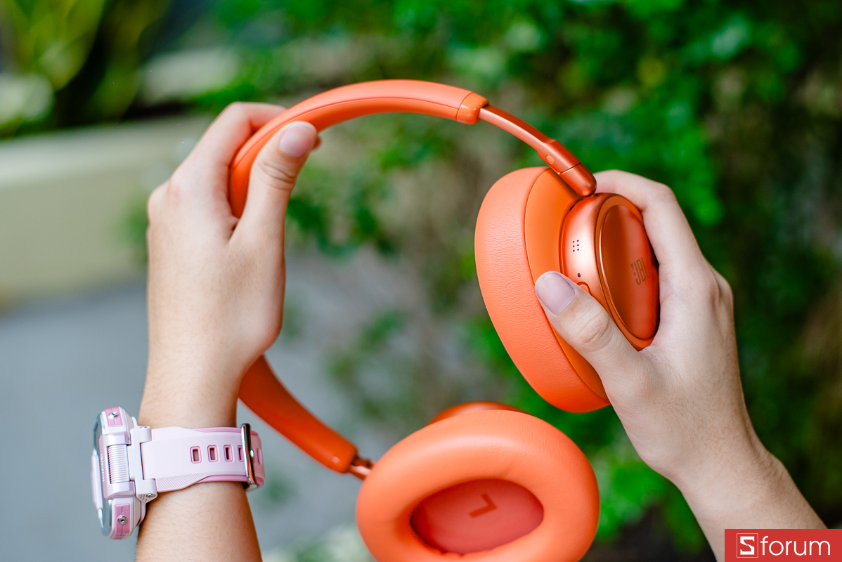 Trên tay JBL Live 780NC: Headband được bọc đệm ở phía trên