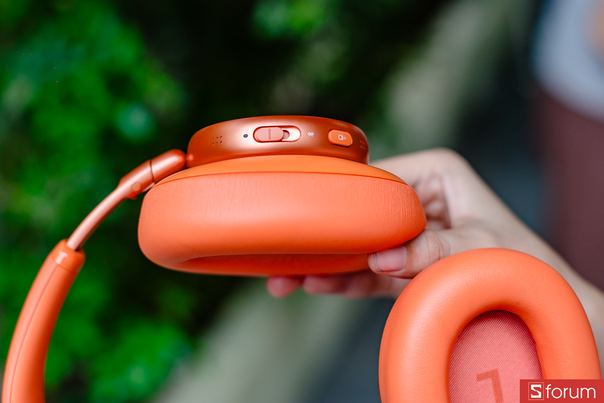 JBL Live 780NC có hệ thống nút bấm vật lý khá đầy đủ