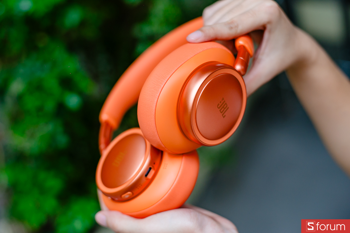 Trên tay JBL Live 780NC: Phần earcup được làm dạng oval lớn, bo mềm ở các cạnh, mặt ngoài có logo JBL đặt chính giữa