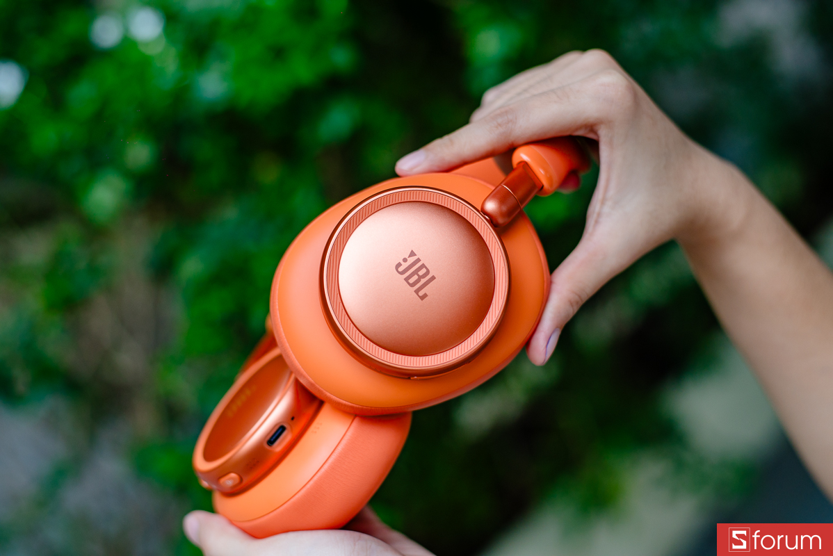 Trên tay JBL Live 780NC: Phần earcup được làm dạng oval lớn, bo mềm ở các cạnh, mặt ngoài có logo JBL đặt chính giữa