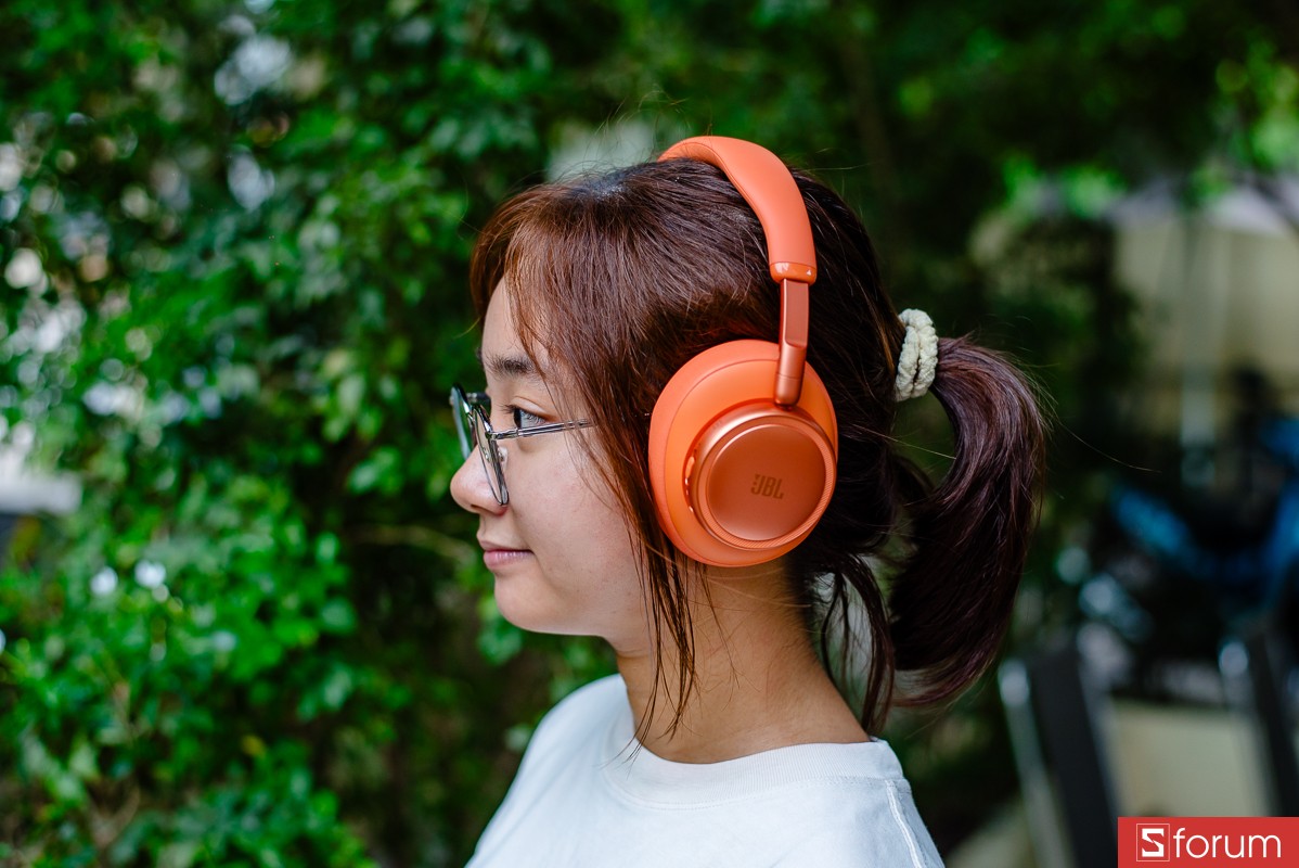 Trên tay JBL Live 780NC: Phần earpad dày và mềm