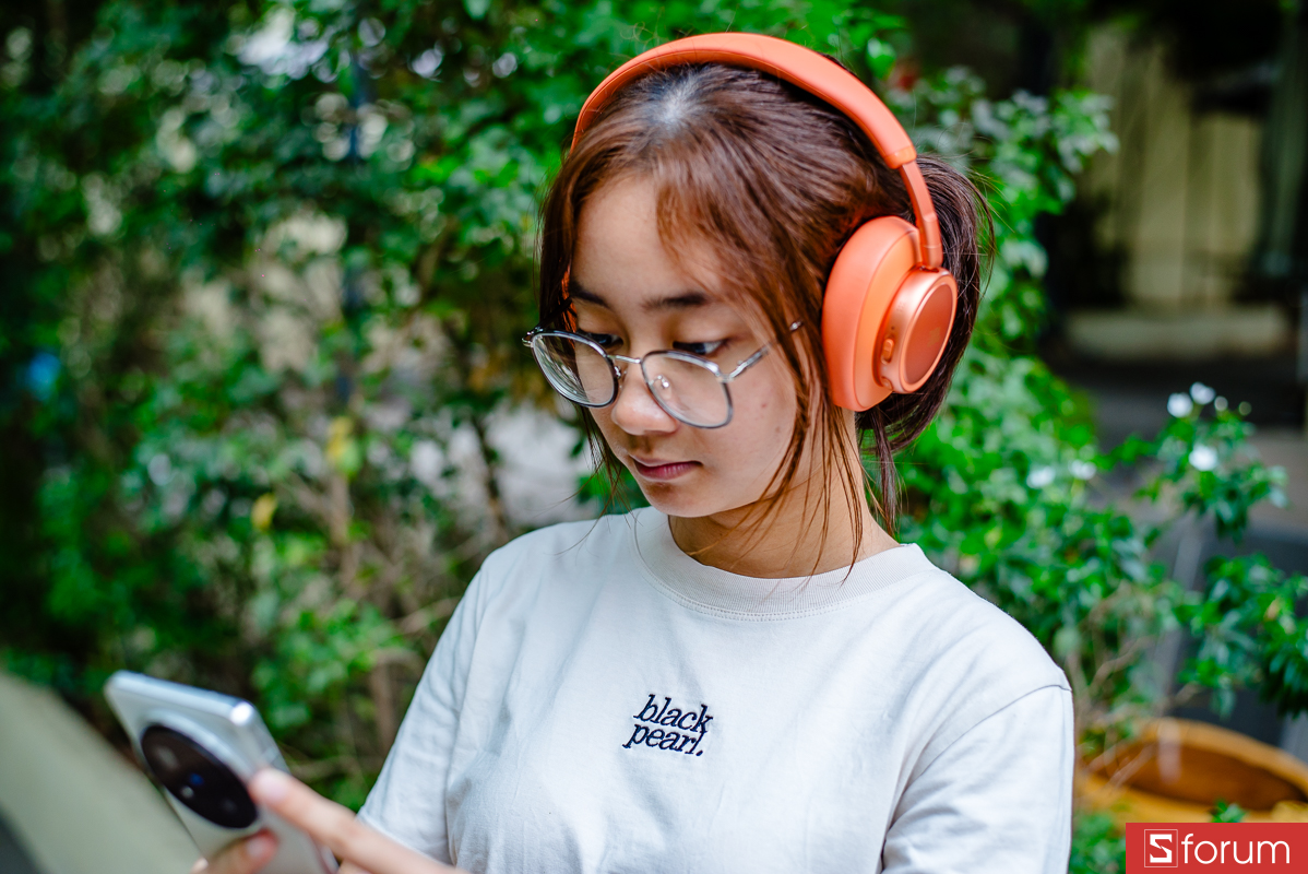 Trên tay JBL Live 780NC: phần chụp tai sẽ bao trọn tai khá thoải mái