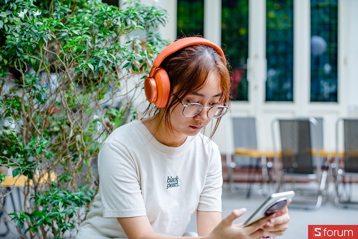 Thời lượng pin là một trong những điểm mình ấn tượng khi trên tay JBL Live 780NC