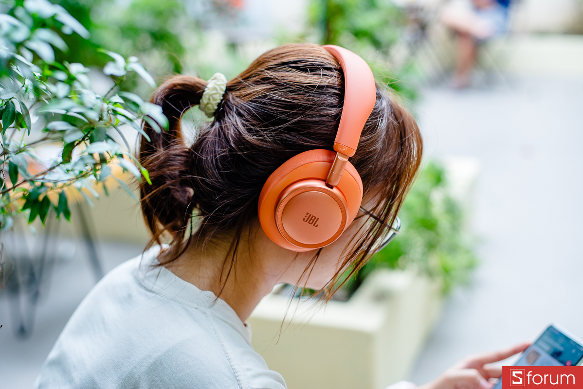 Trên tay JBL Live 780NC: phần chụp tai sẽ bao trọn tai khá thoải mái