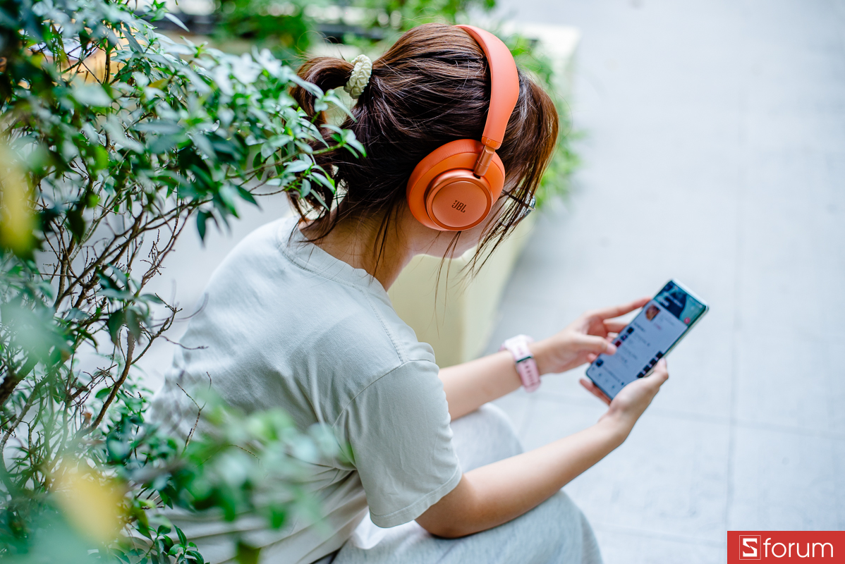 Thời lượng pin là một trong những điểm mình ấn tượng khi trên tay JBL Live 780NC