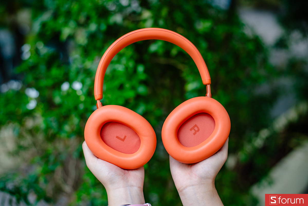 Trên tay JBL Live 780NC: Phần bên trong chụp tai dùng vải màu cam cùng tông, có ký hiệu L/R
