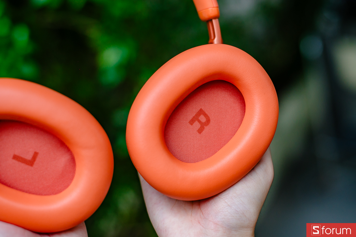 Trên tay JBL Live 780NC: Phần bên trong chụp tai dùng vải màu cam cùng tông, có ký hiệu L/R