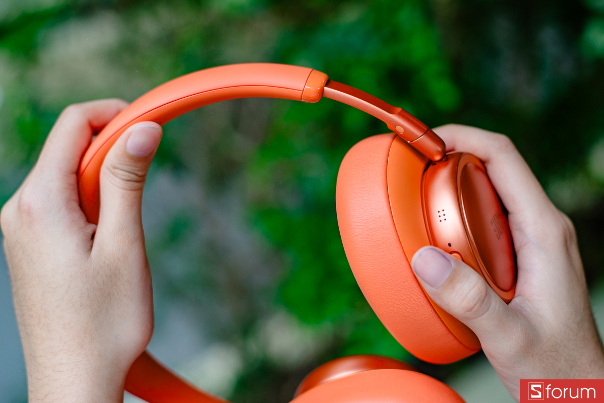Trên tay JBL Live 780NC: Headband được bọc đệm ở phía trên