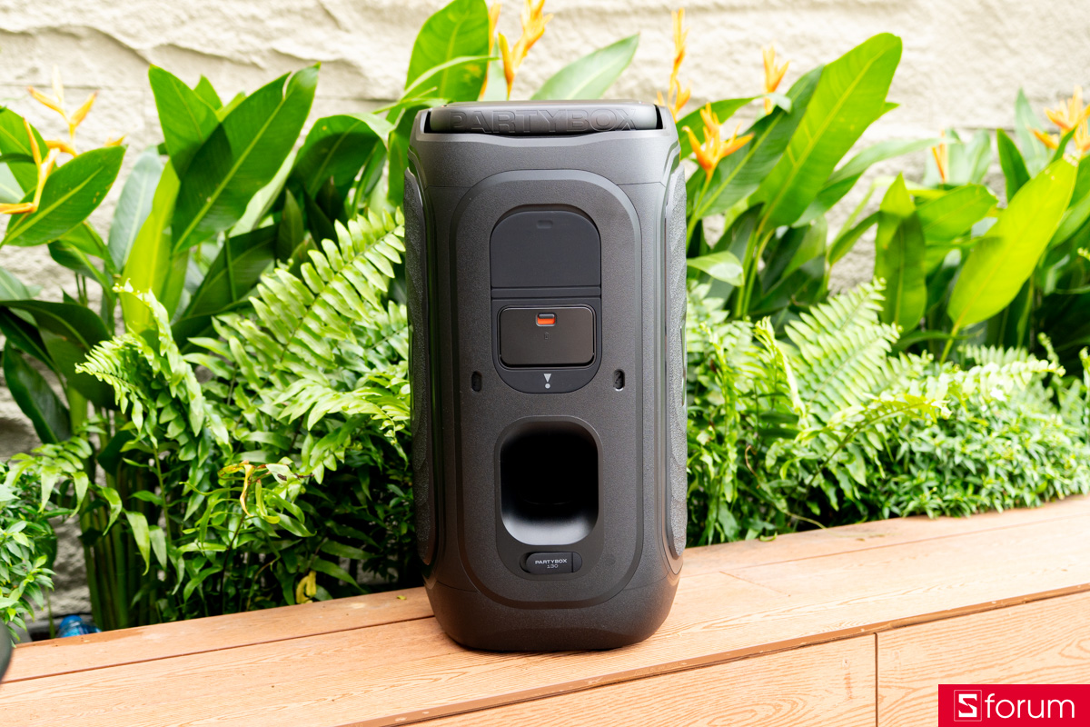 Phía sau JBL PartyBox 130 có một nắp cao su lớn bảo vệ toàn bộ hệ thống cổng kết nối