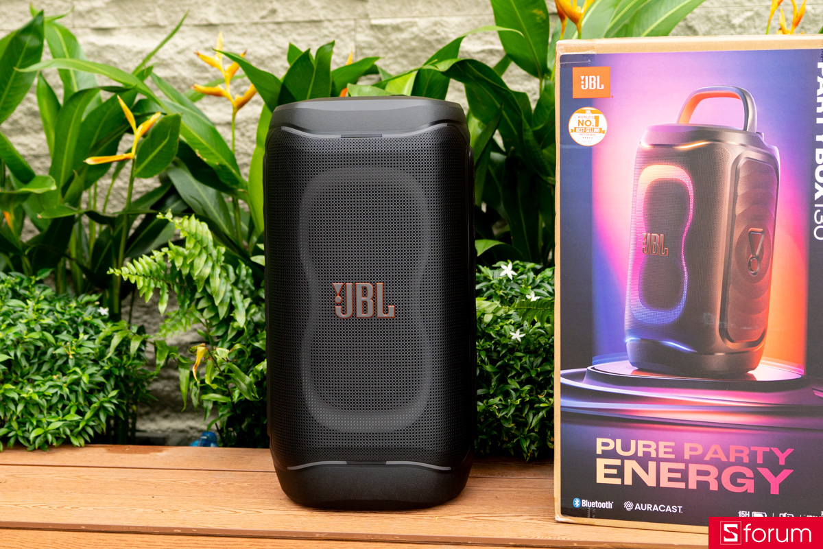 Trên tay JBL PartyBox 130: Toàn bộ mặt trước được bảo vệ bằng lưới kim loại đục lỗ dày, kéo cong sang hai cạnh bên