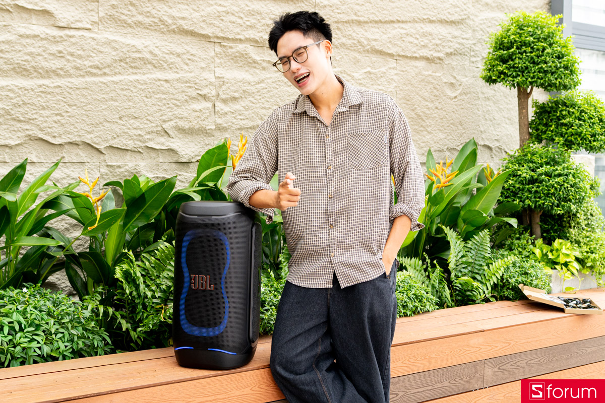 Khi trên tay JBL PartyBox 130, ấn tượng đầu tiên của mình là thân loa khá lớn nhưng không bị cồng kềnh