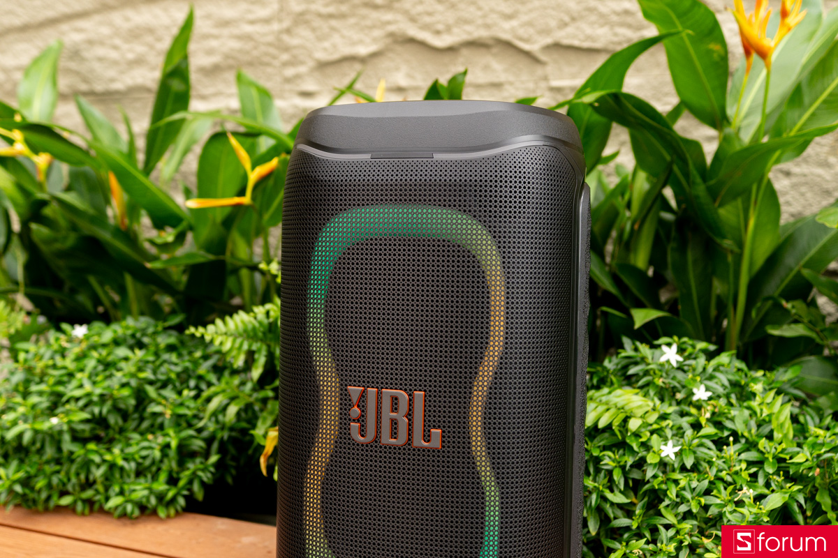 Trên tay JBL PartyBox 130: JBL còn bố trí thêm dải đèn mảnh chạy quanh mép trên của mặt loa.