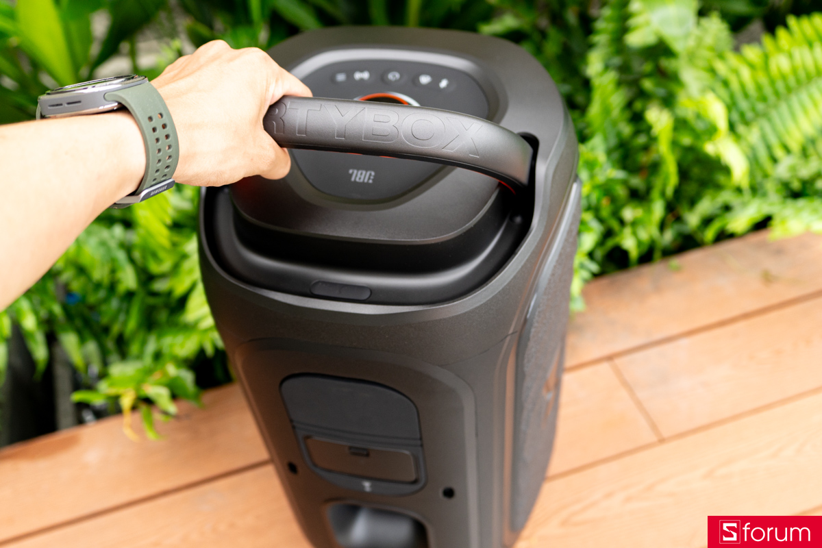 Trên tay JBL PartyBox 130: Phần tay cầm được đặt chìm vào cạnh trên và có thể gập xuống khi không sử dụng