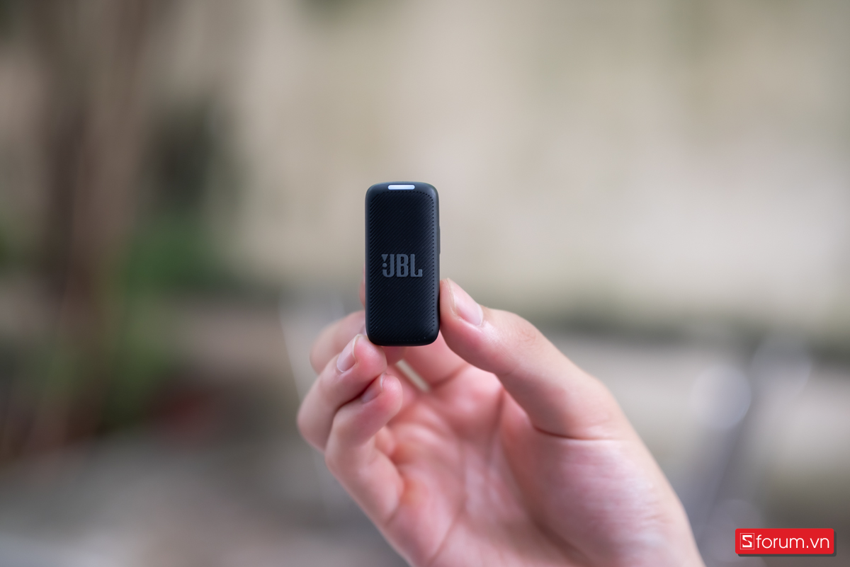 Bản thân micro có thiết kế nhỏ gọn với bề mặt nhám