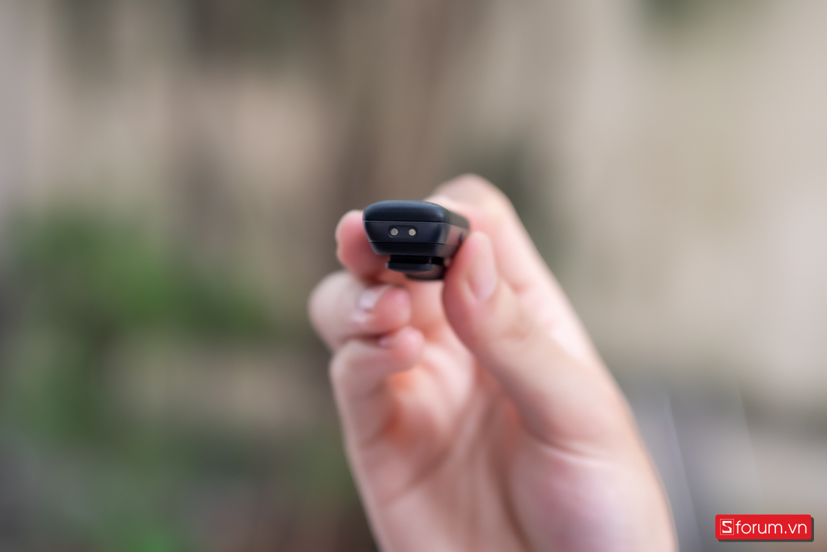 Phần chân sạc nam châm ở mặt dưới của micro tự khớp vào hai chấu tiếp xúc trong case