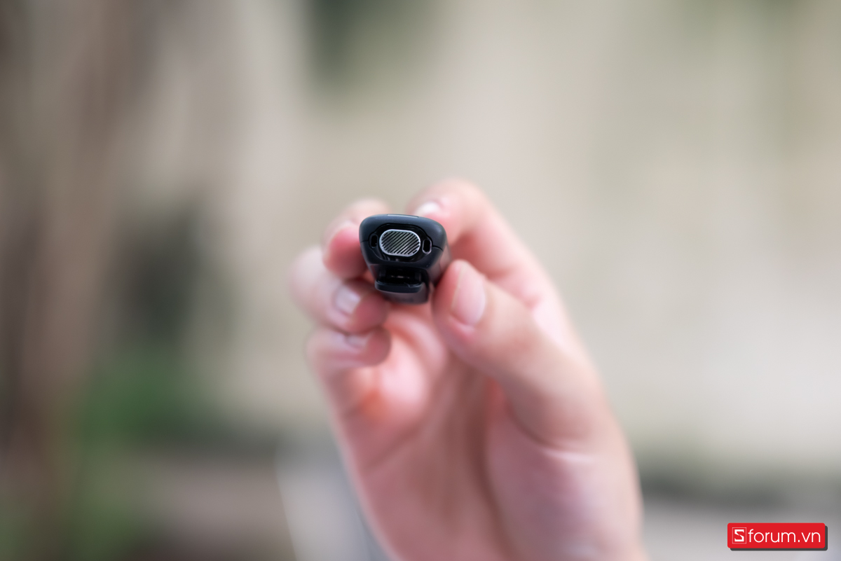 Đầu micro hình viên thuốc bo tròn mềm mại, bên trong ẩn mình lớp lưới kim loại bảo vệ capsule