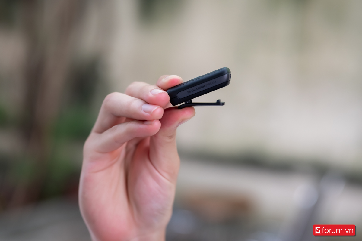 Thiết bị được trang bị kẹp áo chắc chắn, cho phép bạn dễ dàng gắn vào cổ áo hoặc túi áo