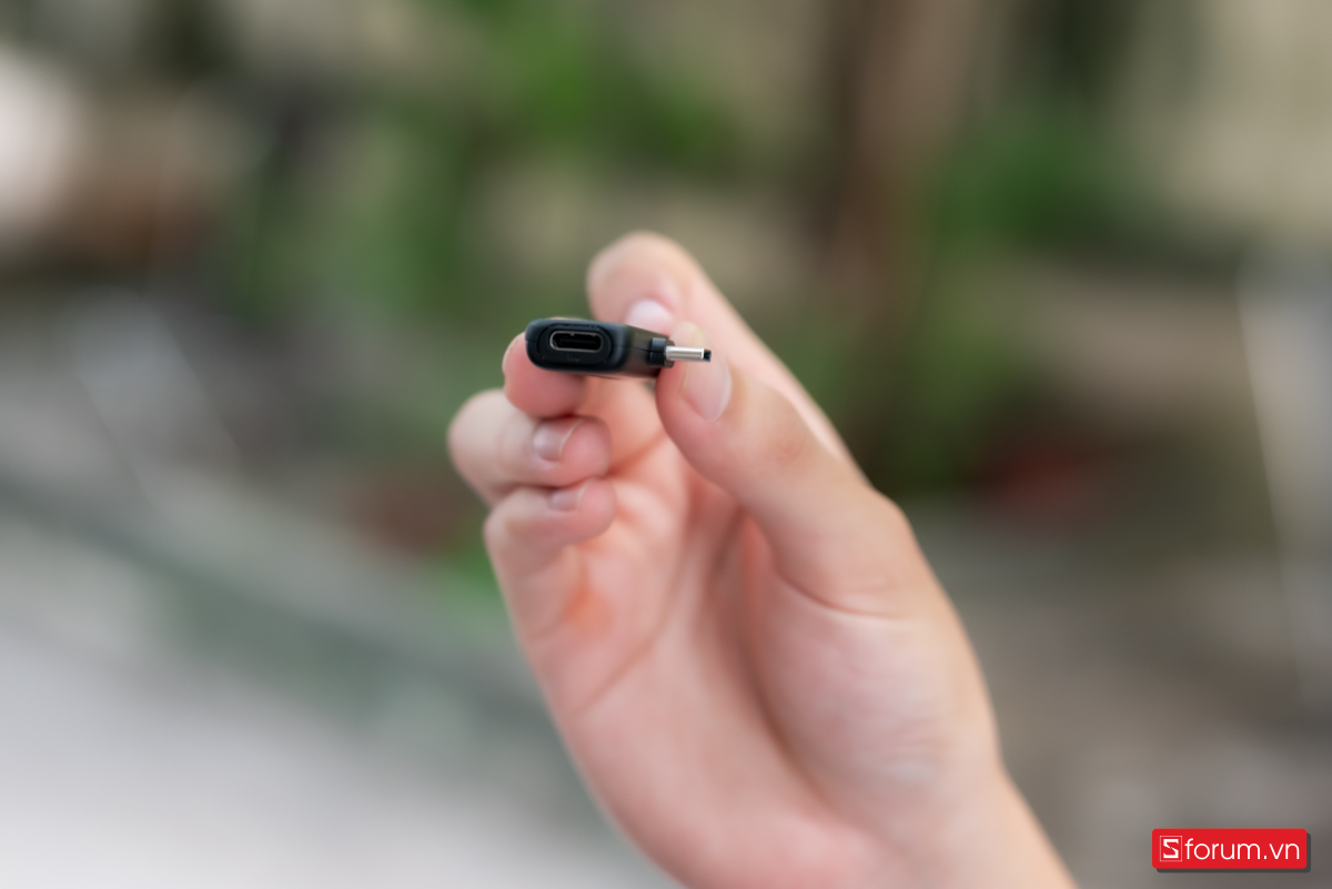 Đặc biệt, dongle được trang bị thêm một cổng USB-C phụ cho phép bạn vừa thu âm vừa sạc thiết bị