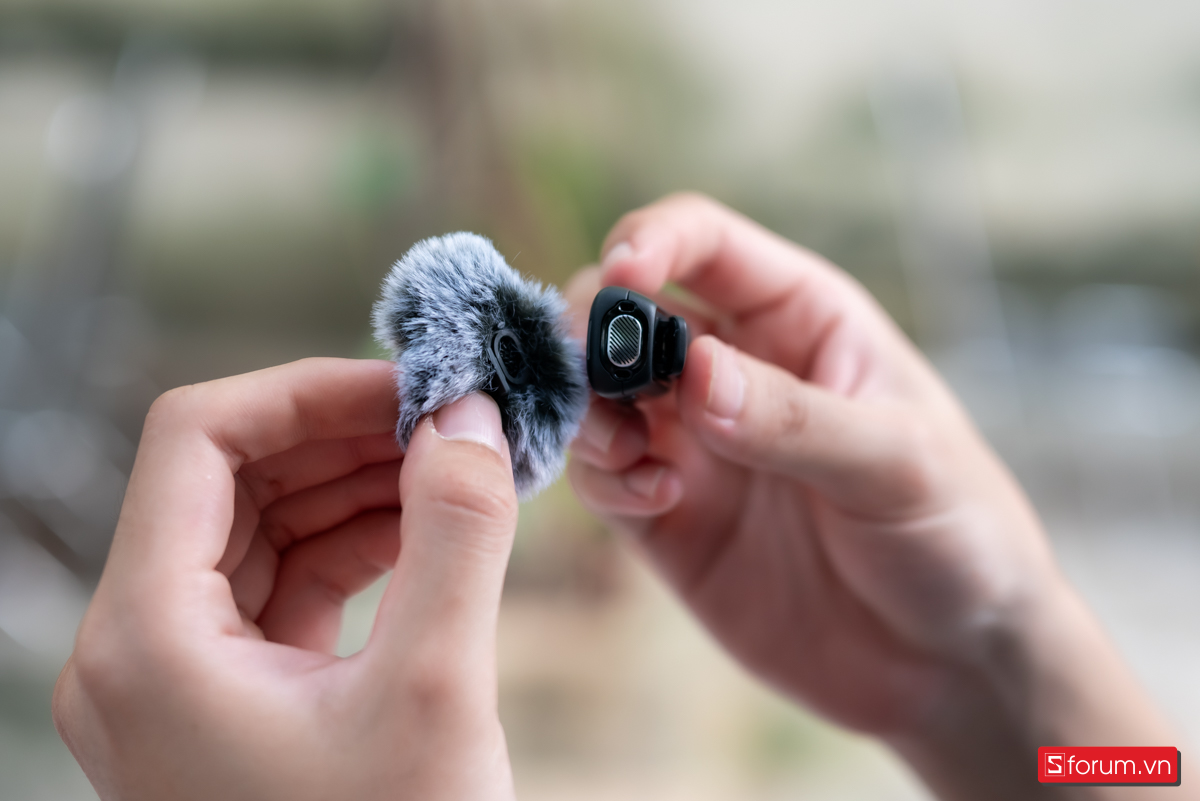 Micro còn được trang bị tấm chắn gió (windscreen)