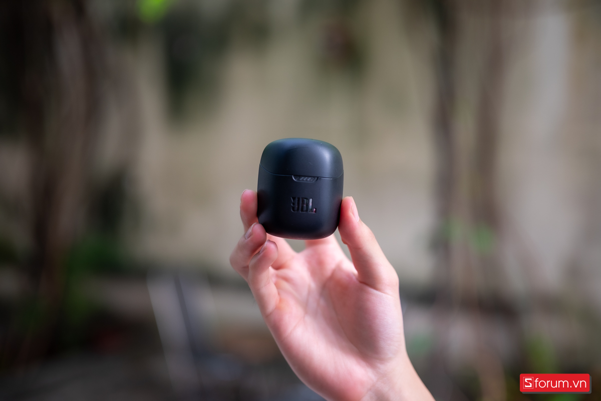 Trên tay JBL Quantum Stream Wireless, điều dễ nhận thấy nhất là thiết kế vô cùng nhỏ gọn