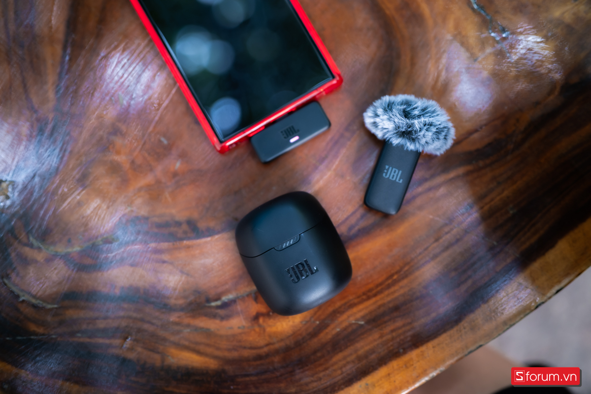 Một trong những ưu điểm lớn nhất khi trải nghiệm trên tay JBL Quantum Stream Wireless là tính đơn giản khi sử dụng