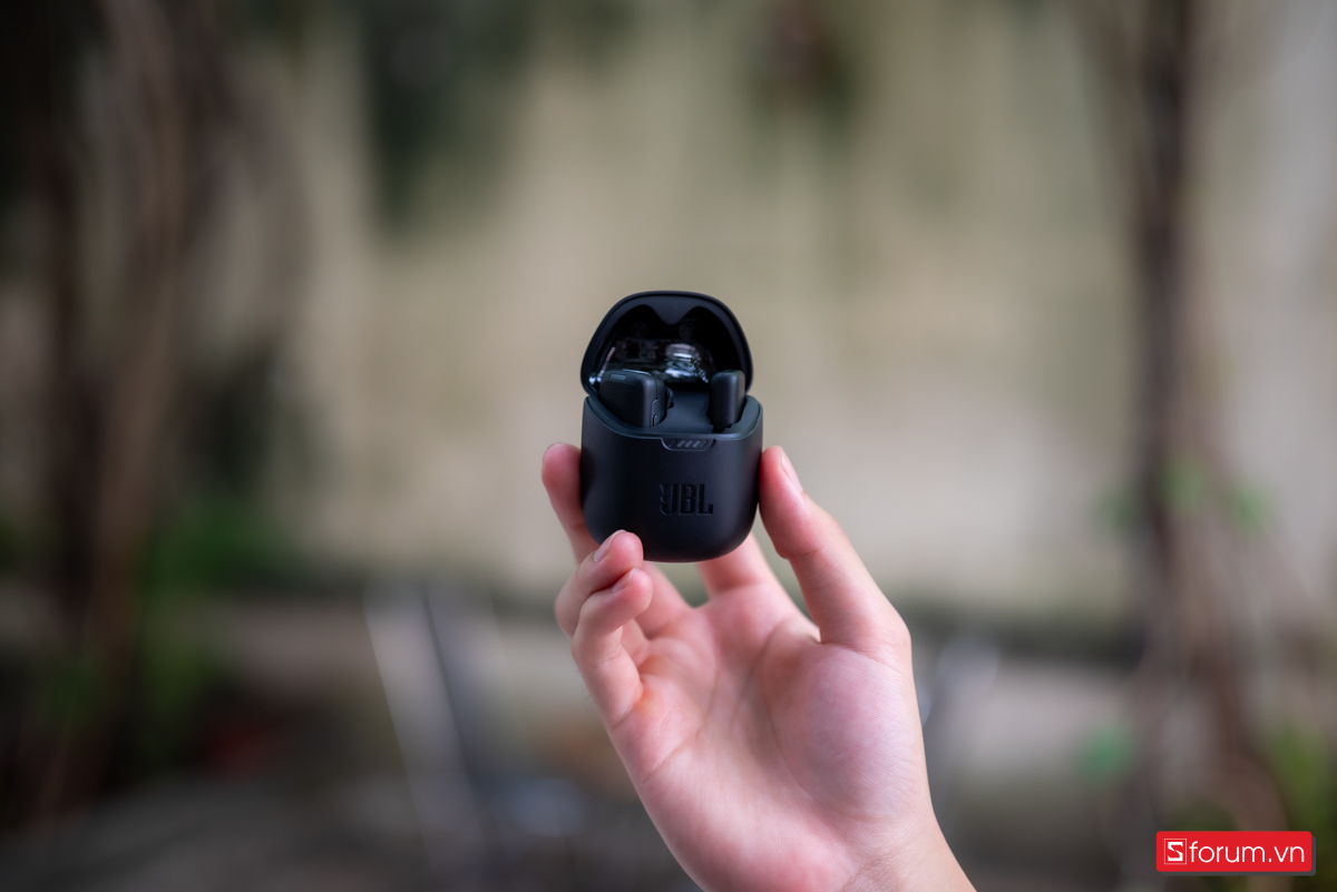 Hộp sạc có thiết kế tương đối đơn giản nhưng vẫn toát lên vẻ chuyên nghiệp