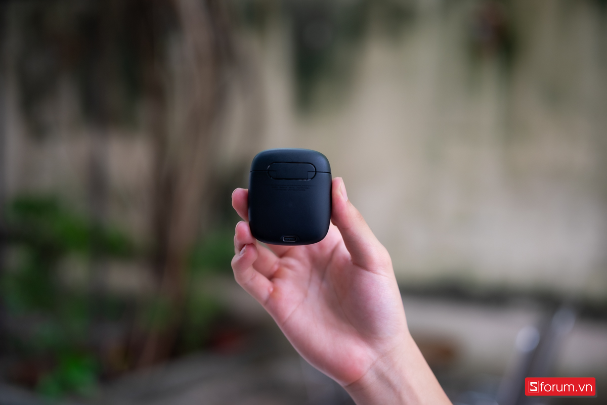 Hộp sạc có thiết kế tương đối đơn giản nhưng vẫn toát lên vẻ chuyên nghiệp