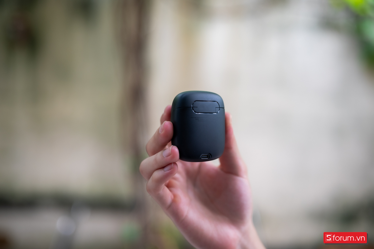 Phần phía dưới hộp sạc được trang bị cổng sạc type-C tiện lợi.