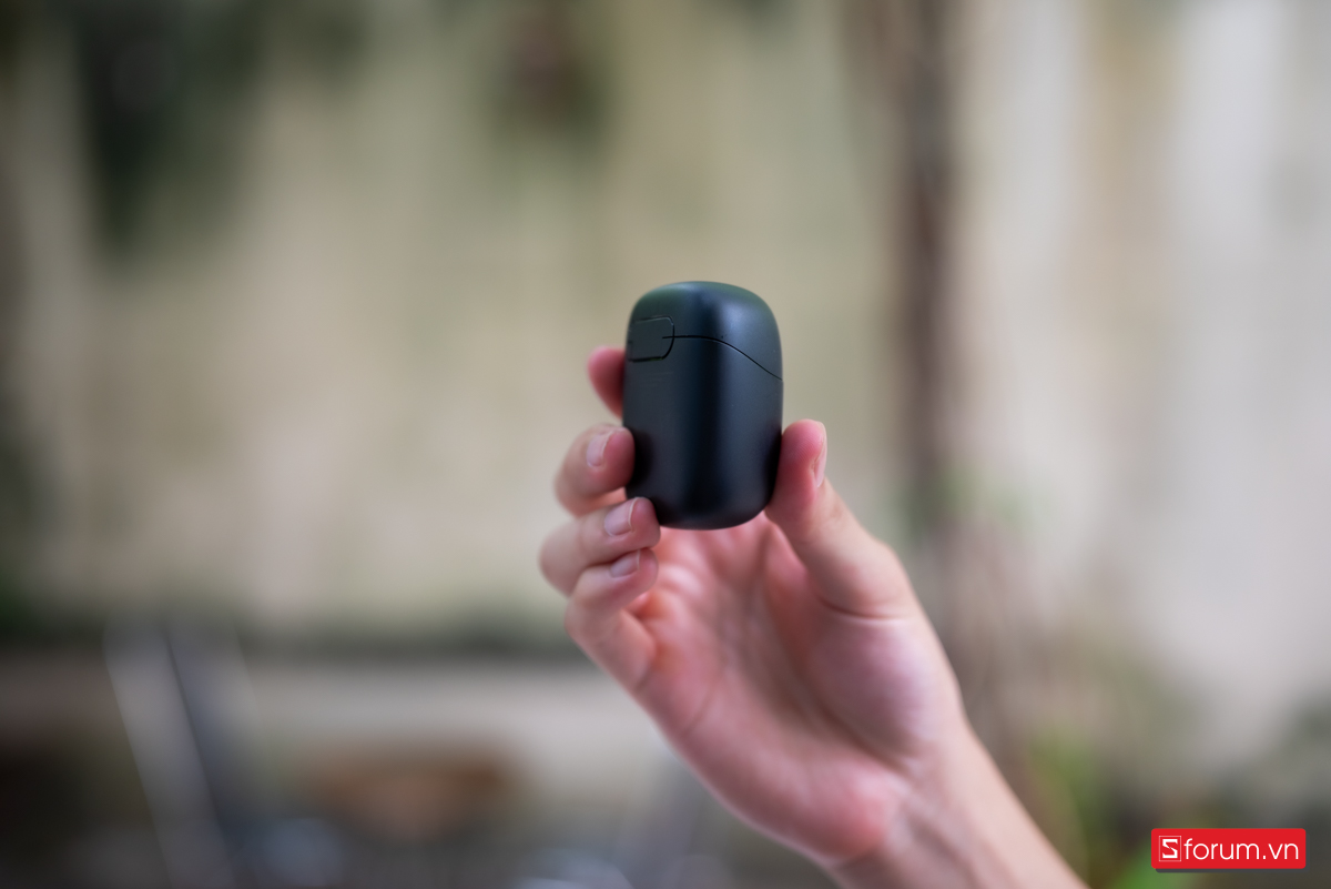 Hộp sạc có thiết kế tương đối đơn giản nhưng vẫn toát lên vẻ chuyên nghiệp