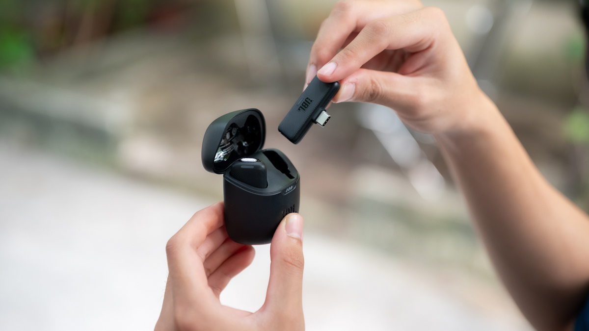 Trên tay mic thu âm JBL Quantum Stream Wireless USB-C: Nhỏ gọn, lọc tiếng ồn thông minh, giá 2.49 triệu đồng