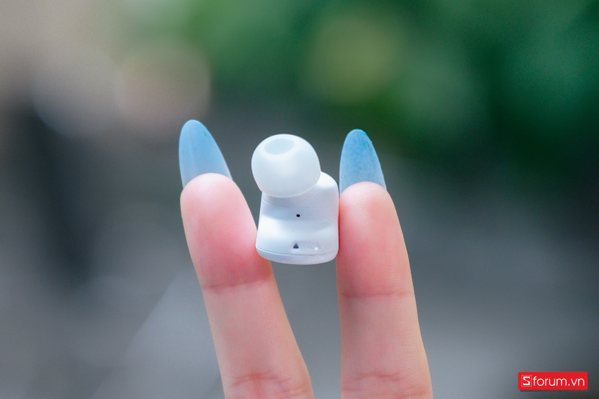Mỗi tai nghe có kích thước 20.8 x 25.9 x 21.8mm và chỉ nặng 5.5g