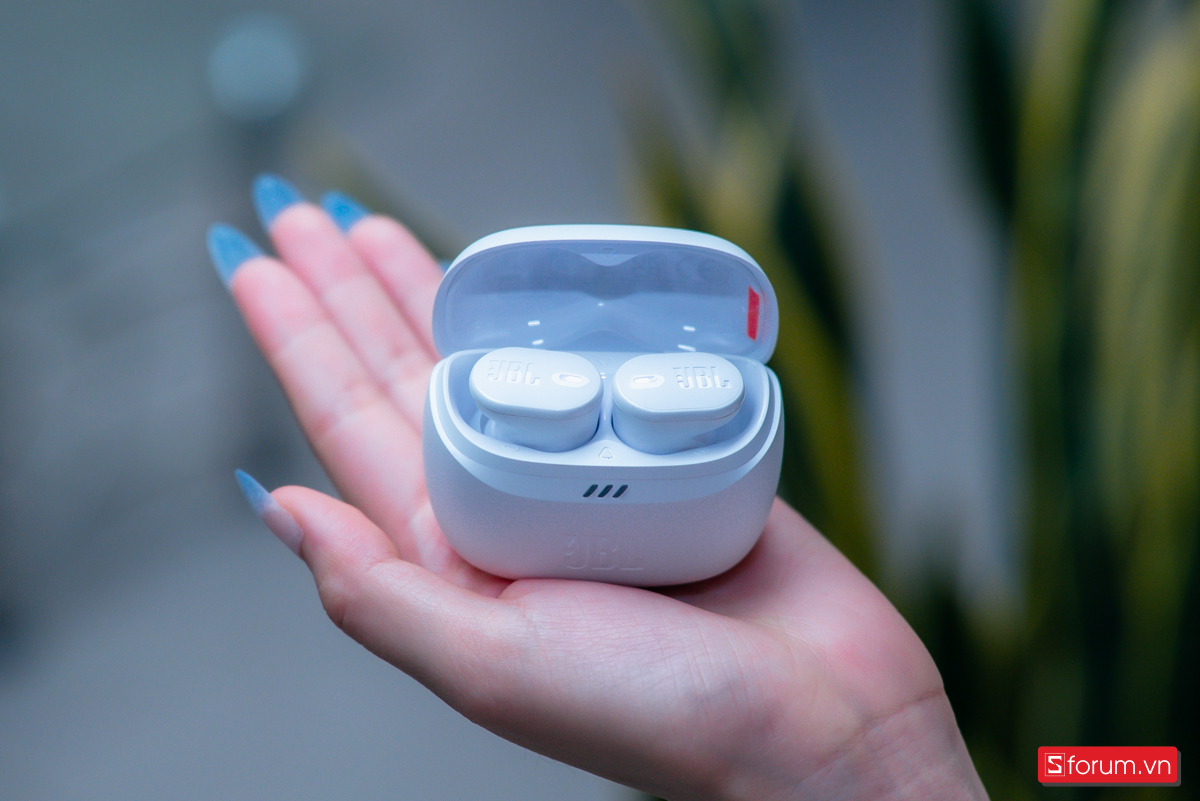 Mặt trước hộp có logo JBL nổi bật cùng đèn LED báo hiệu pin