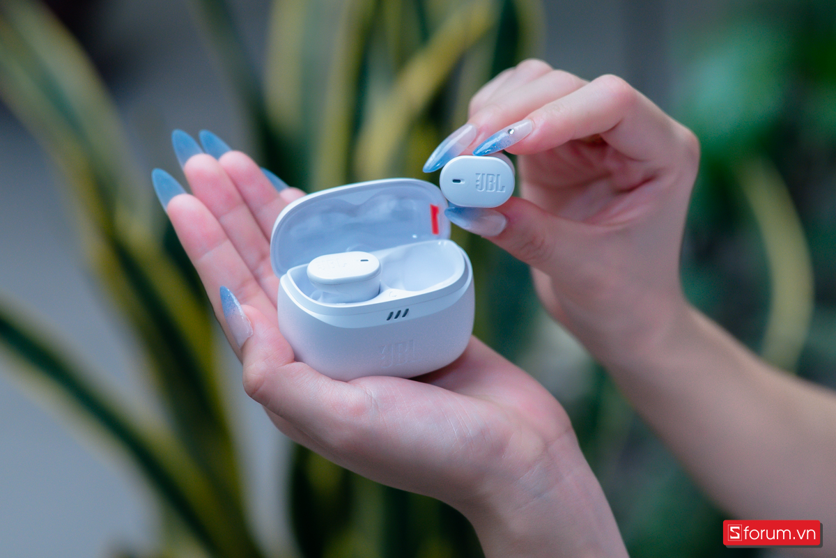 Thiết kế phần tai của JBL Tune Buds 2 vẫn giữ kiểu dáng in-ear không có thân