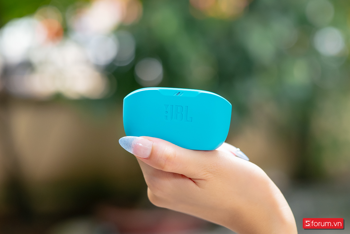Bề mặt hộp sạc được phủ lớp nhựa nhám mịn