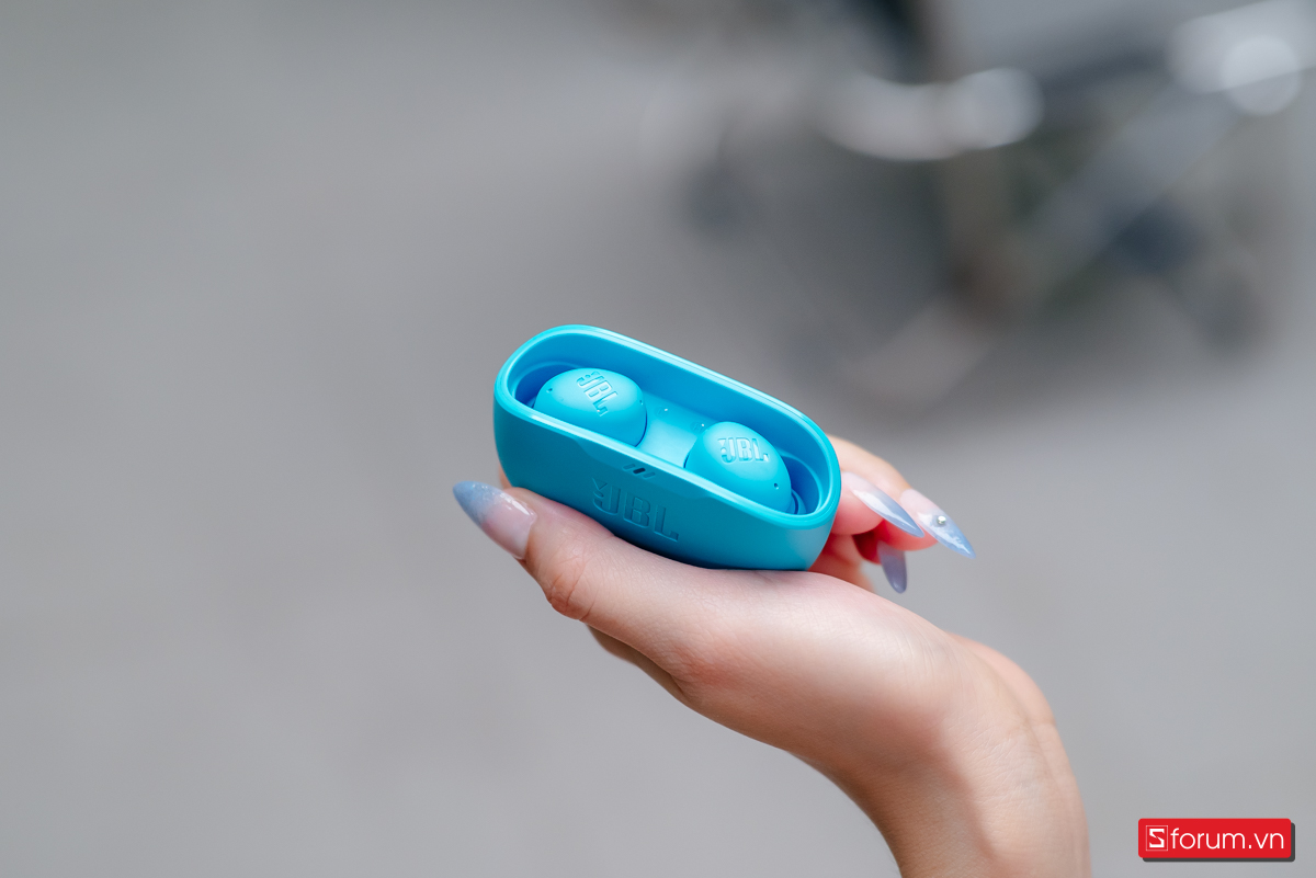Điểm đặc biệt nhất trong thiết kế khi trên tay JBL Wave Buds 2 chính là hộp sạc không có nắp đậy