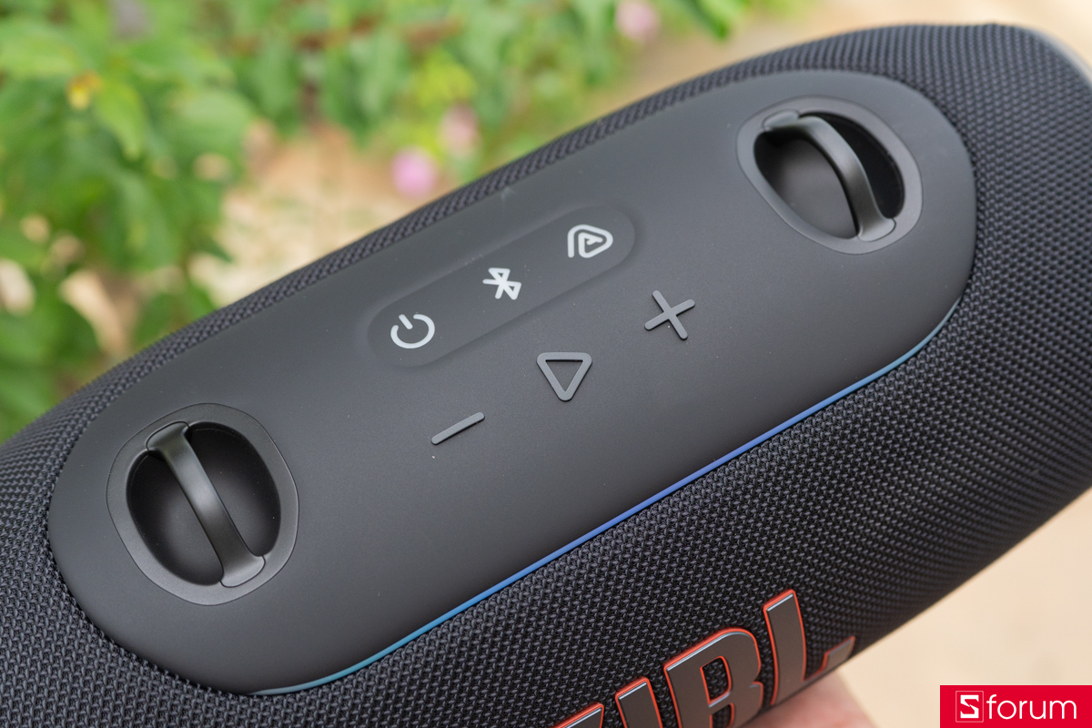 Trên tay JBL Xtreme 5: Mặt trên là hàng nút điều khiển và nơi móc dây