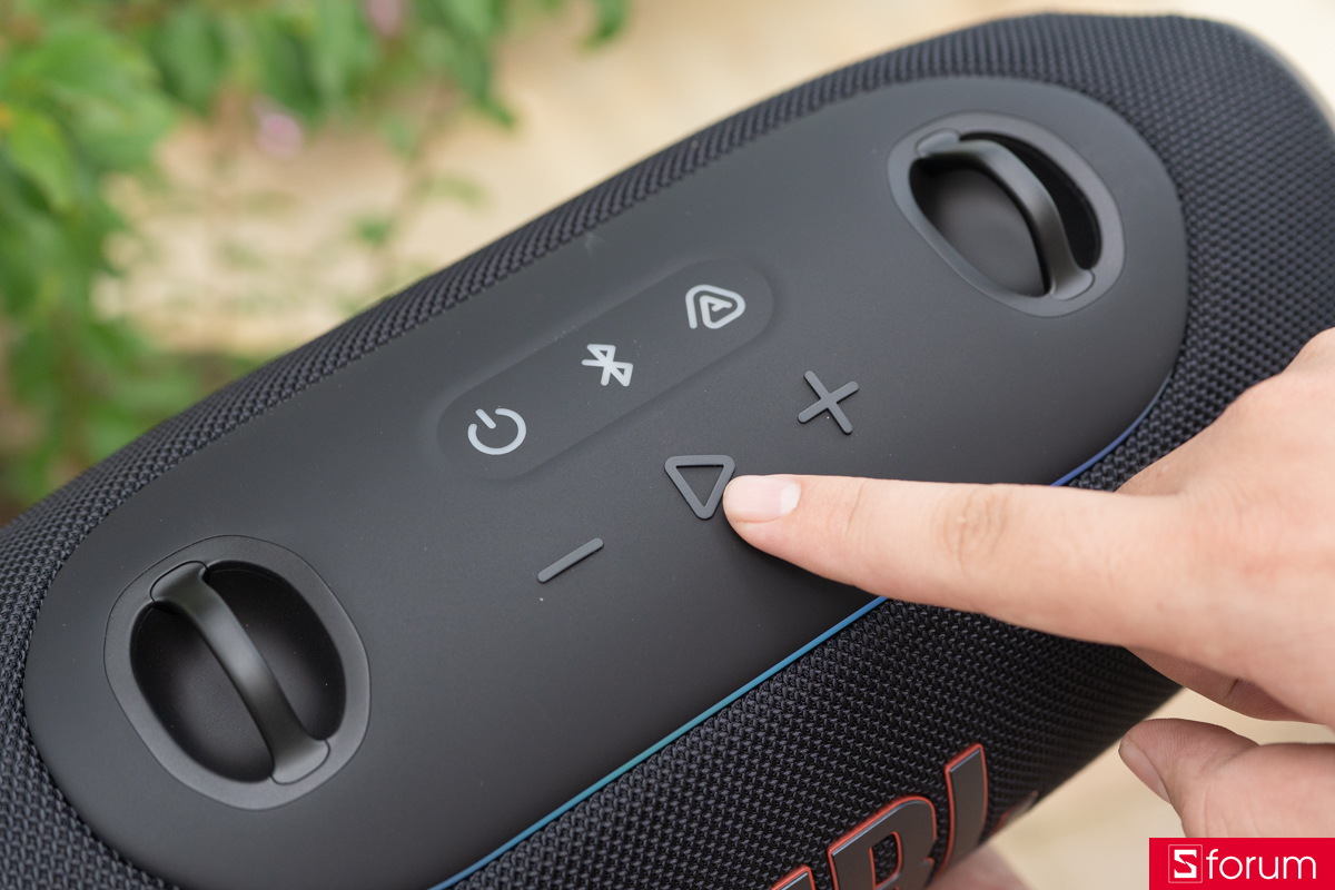 Trên tay JBL Xtreme 5: Mặt trên là hàng nút điều khiển và nơi móc dây
