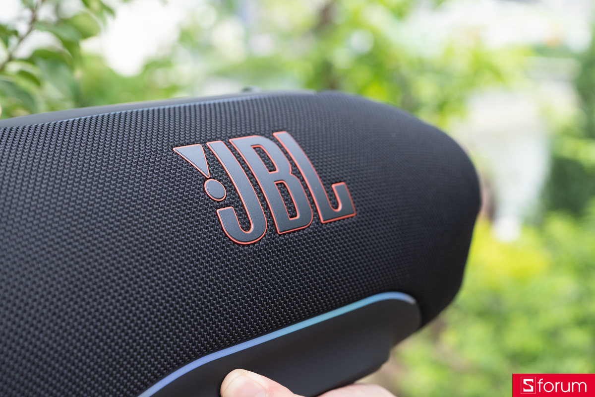 Trên tay JBL Xtreme 5: logo JBL lớn ở mặt trước với viền đỏ nổi bật