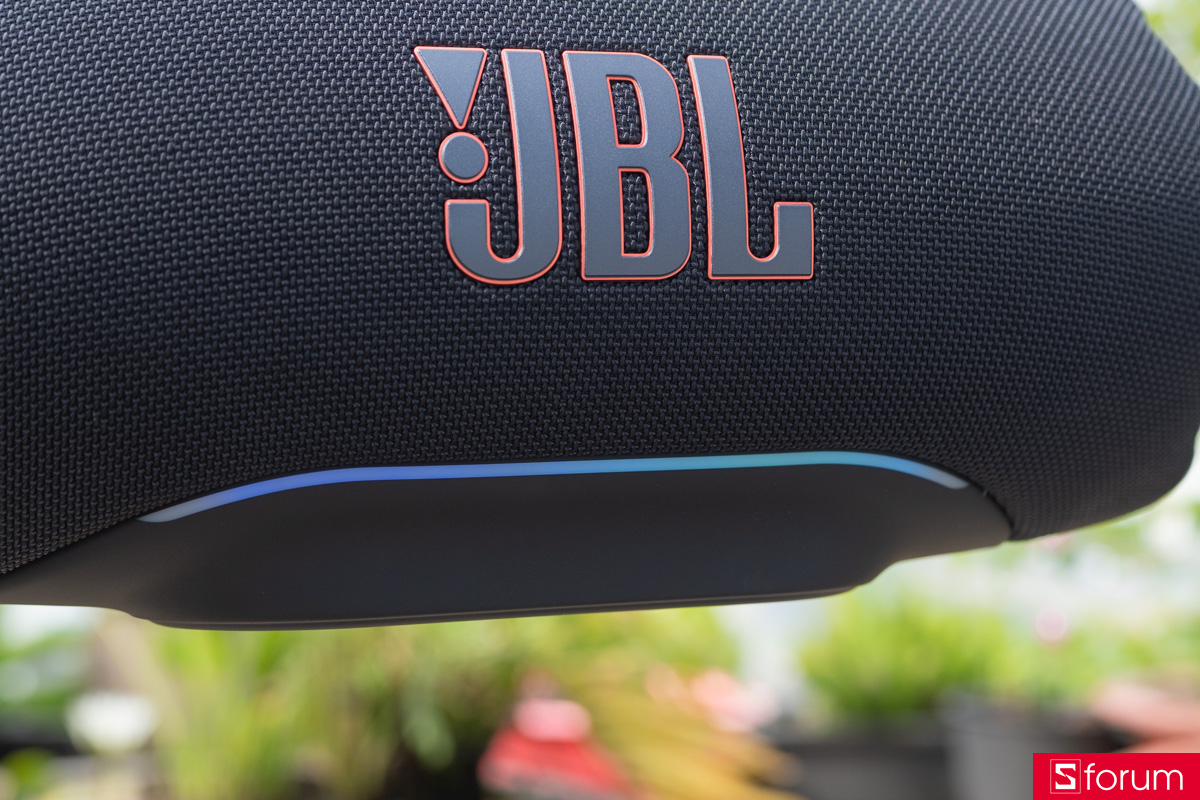 Trên tay JBL Xtreme 5: logo JBL lớn ở mặt trước với viền đỏ nổi bật