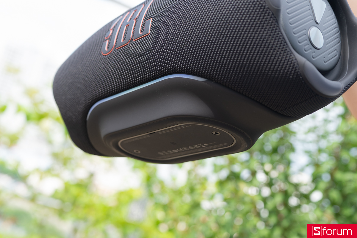 Mặt dưới của JBL Xtreme 5 có phần chân đế cao su lớn