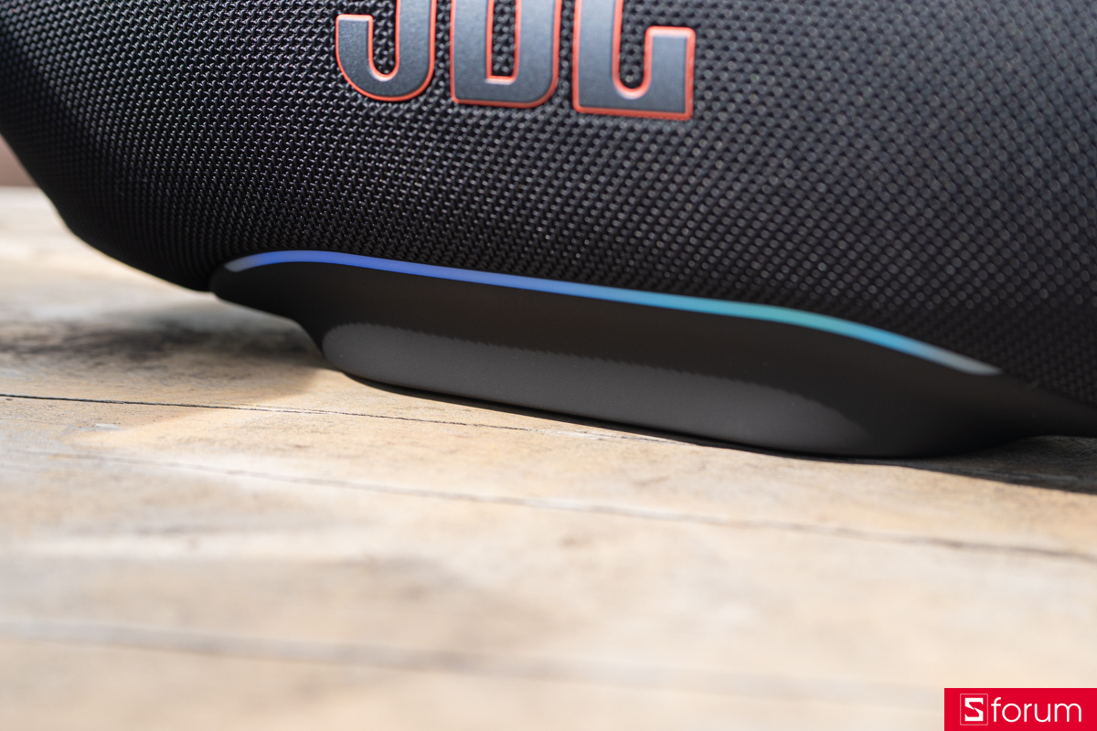Mặt dưới của JBL Xtreme 5 có phần chân đế cao su lớn