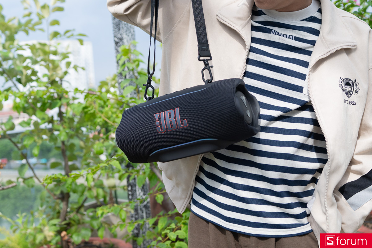 Trên tay JBL Xtreme 5: JBL Xtreme 5 được trang bị hệ thống gồm 1 woofer và 2 tweeter