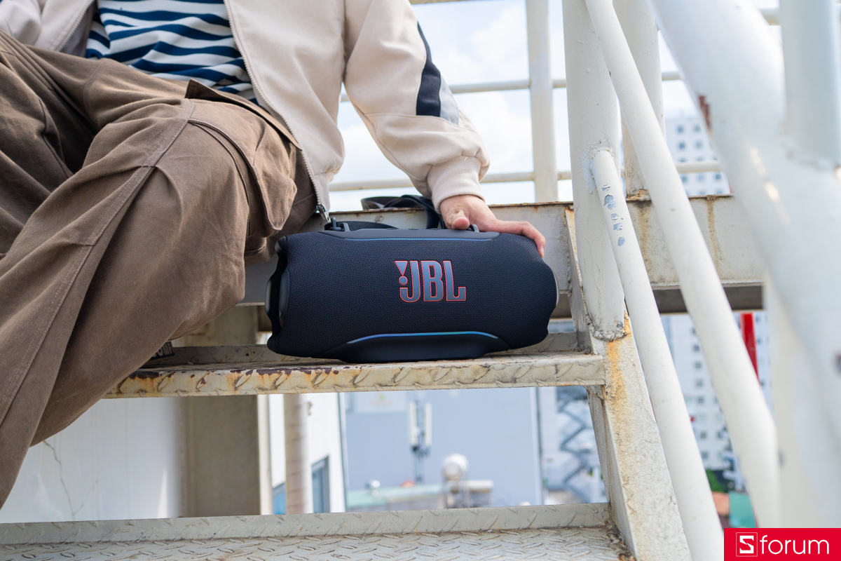 Trên tay JBL Xtreme 5: dải đèn LED chạy ở cạnh dưới mặt trước