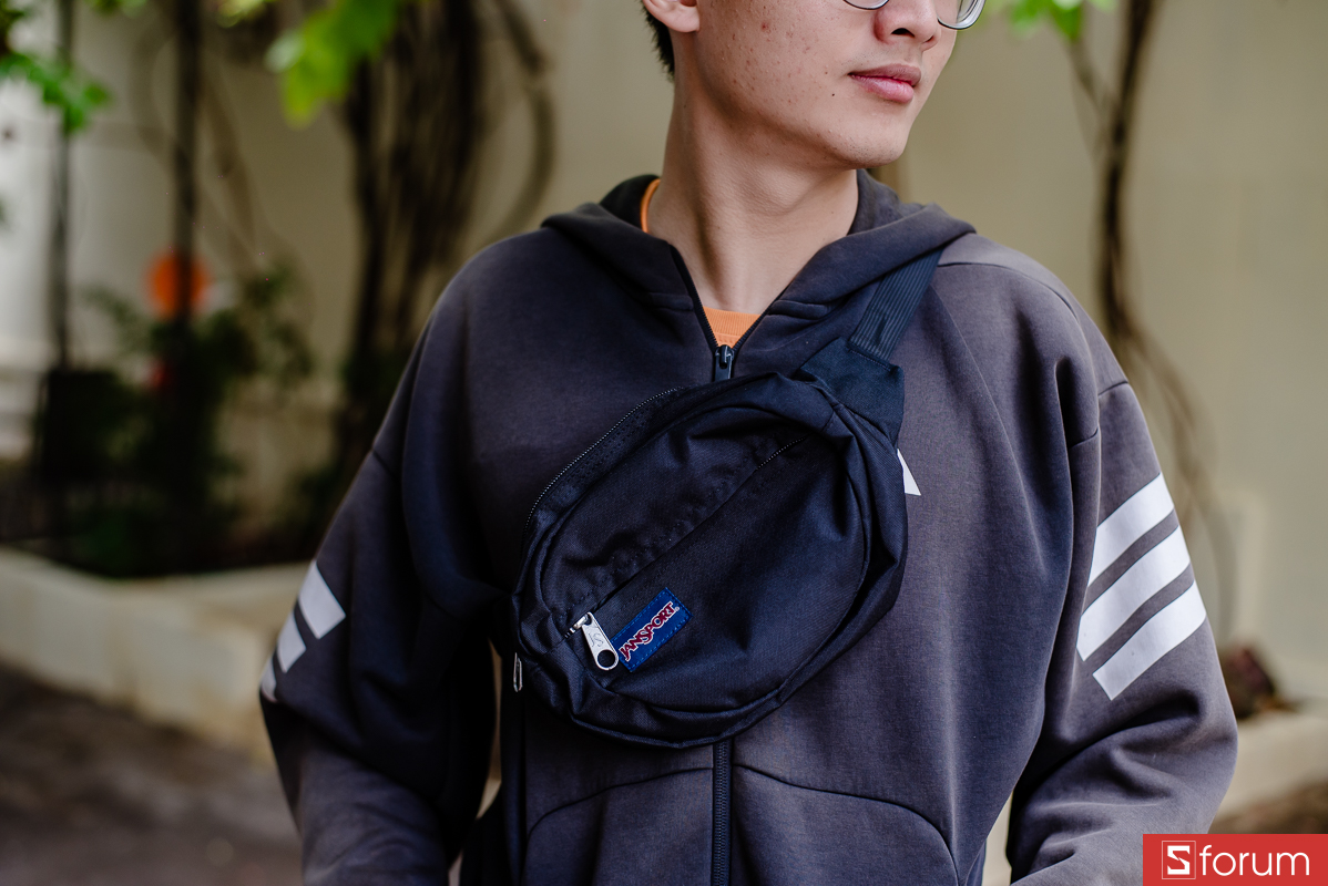 Trên tay Jansport (USA) Fifth Avenue 2.5L: Kiểu đeo chéo trước ngực là cách dùng hợp với mẫu túi này nhất