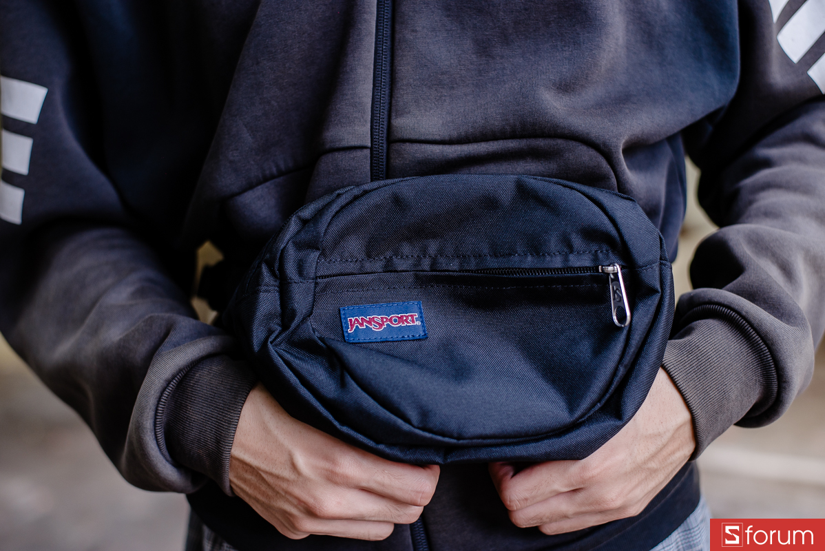 Trên tay Jansport (USA) Fifth Avenue 2.5L: Logo nằm ở mặt trước