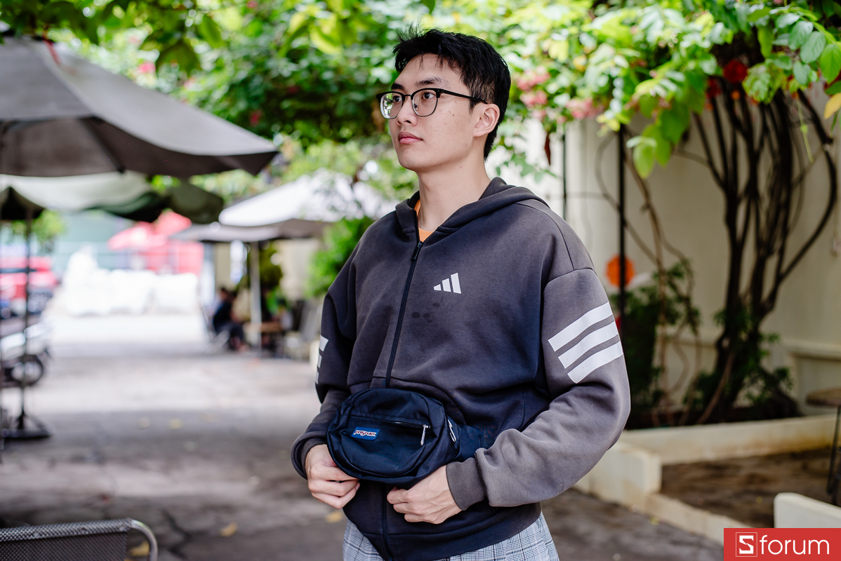 Nếu đeo ngang hông, Jansport Fifth Avenue mang lại cảm giác cổ điển hơn