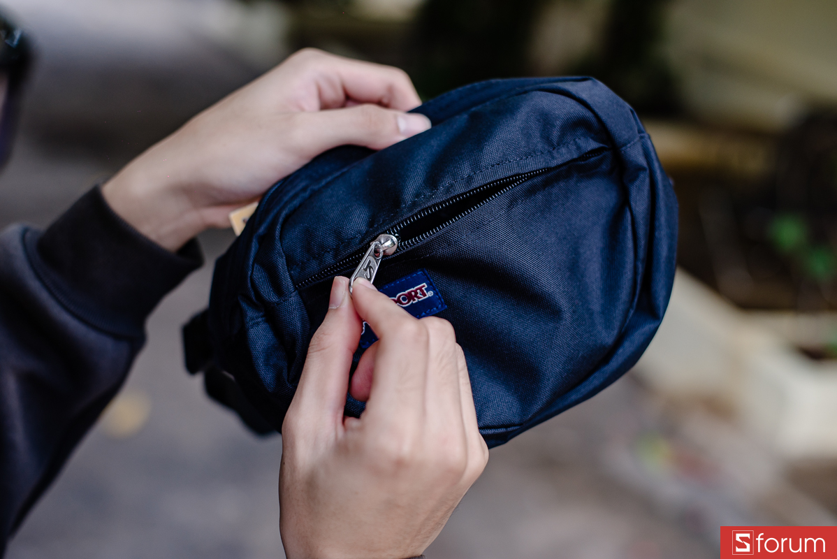 Trên tay Jansport (USA) Fifth Avenue 2.5L: Phía trước túi là một ngăn khóa kéo nhỏ chạy ngang